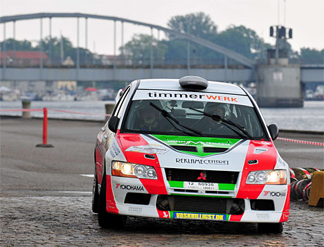 Havnen i Sønderborg er den maleriske kulisse, mens Kim Madsen og Kasper Sørensen vrider deres Mitsubishi rundt i et sving på tre hjul
